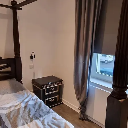Eg-wohnung Mit Himmelbett, Wohnkueche Und Wintergarten *