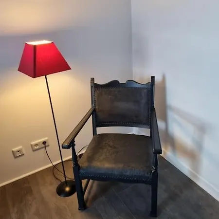 Eg-wohnung Mit Himmelbett, Wohnkueche Und Wintergarten *