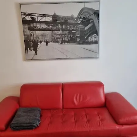 Eg-wohnung Mit Himmelbett, Wohnkueche Und Wintergarten *